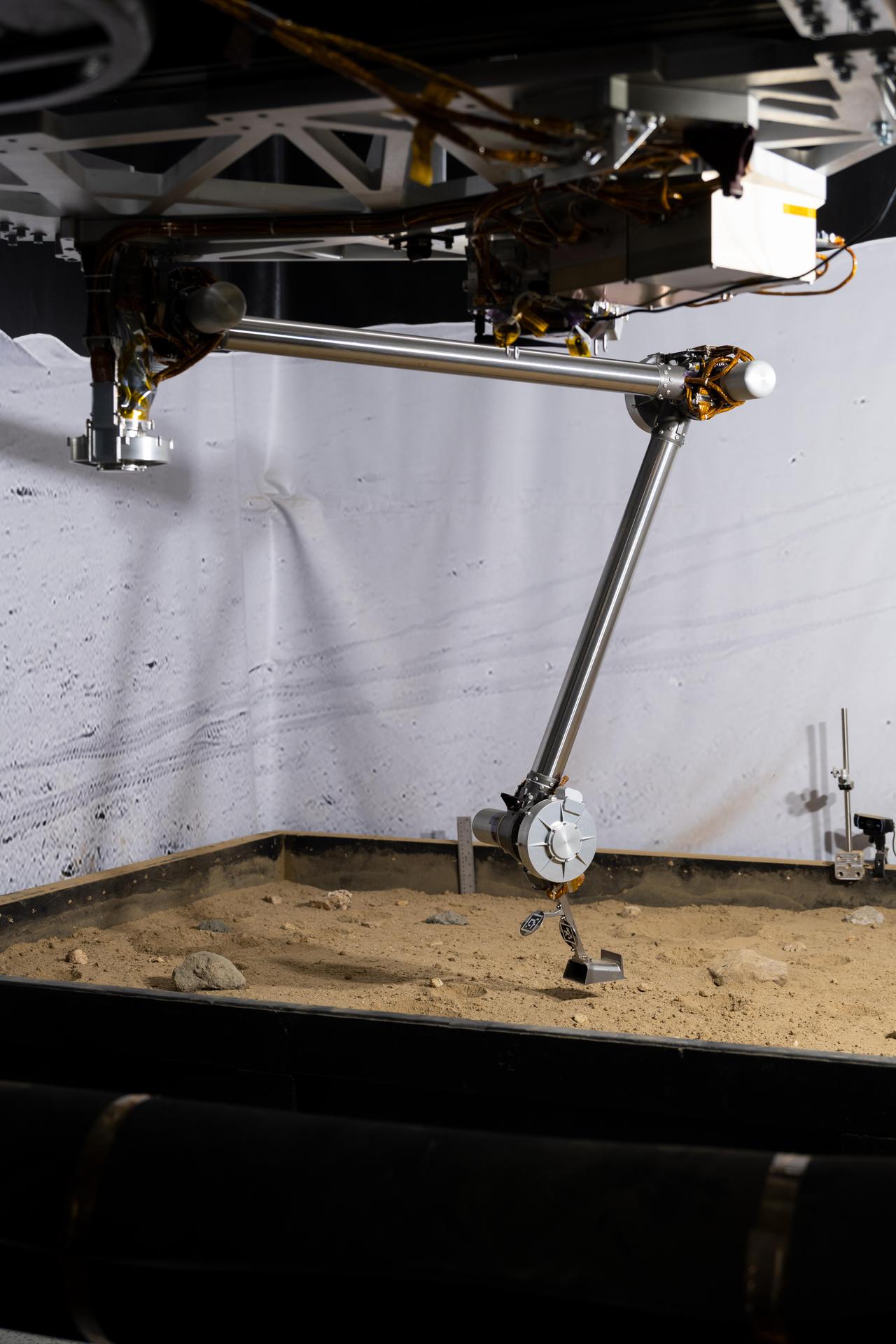 Brazo robótico COLDArm de NASA trabajando sobre un terreno lunar simulado