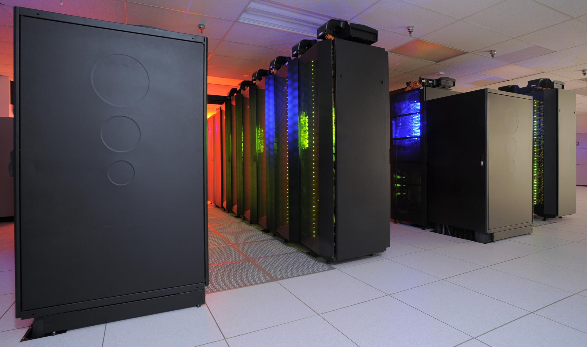 Filas del supercomputador Discover iluminadas en un centro de cómputo